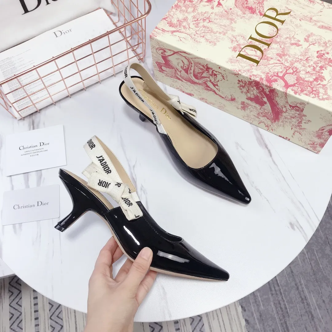 👟👟Ex-factory price 480👟👟 Women's shoes Women's clothing Women's shoes Women's clothing Women's shoes Women's clothing Special material👟👟Ex-factory price 400👠👠✨ ✨ Dior's popular sandals are new🔥 🔥 The year's most popular internet celebrities and celebrities have the same style💁 💁 . The fabric is imported; calf patent leather (special material), the lining and feet are made of calf leather lining🐑. Original molded heel, heel height 10Cm 6.5cm💘 flat bottom 1.5cm, original molded metal outsole with five-pointed star LOGO mark✨. Original bow, 💅 Italian leather outsole. 👄💋 Full set of packaging (clamshell box, cloth bag, card, invoice, one-to-one wrapping paper) 34 40 41 customized